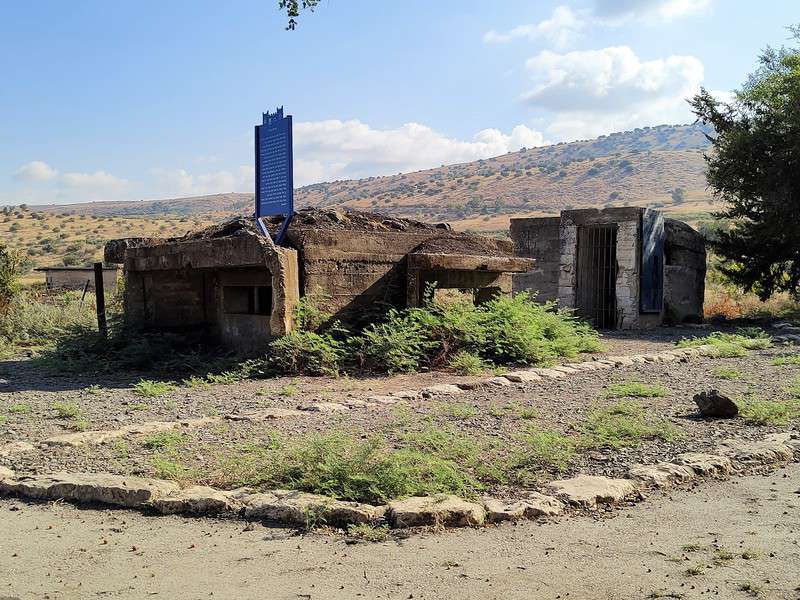 כשנכנסים לדרדרה צריך לדמיין את גלי אגם החולה נושקים לכביש 918