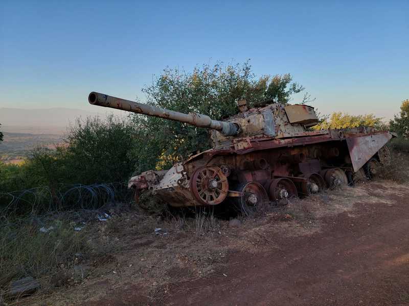 עשרות, אם לא מאות, טנקים מפוזרים ברמה