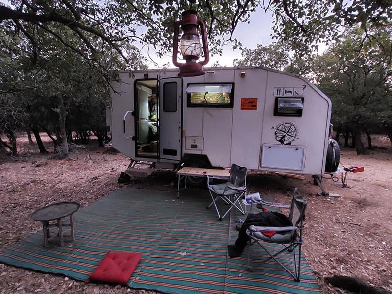 מידי פעם אני בודק מתחת לקרוואן שמא הצמיח שורשים שנאחזו באדמה