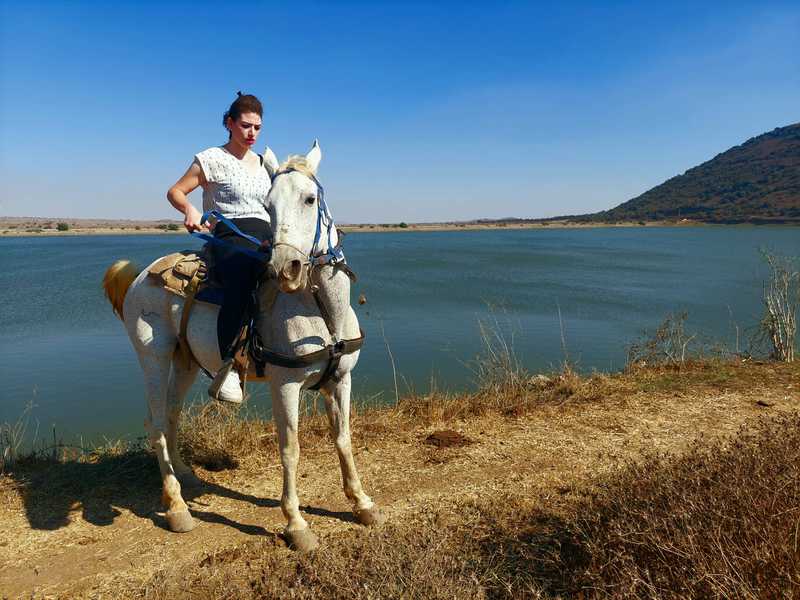 הדרוזים, נשים כגברים, מגיעים לשם עם סוסים לדהור על סוללת העפר
