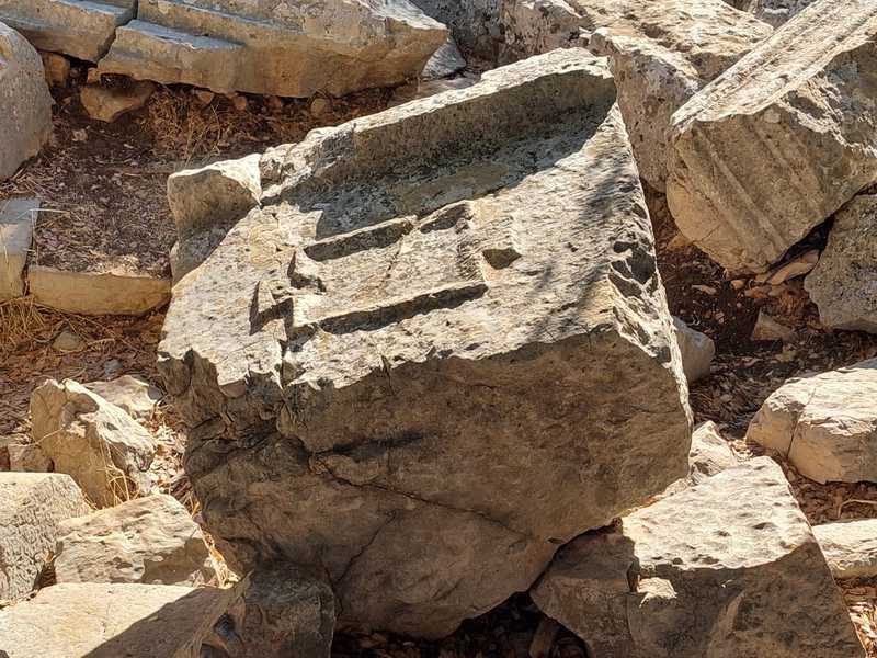 טבולה אנזטה, טבלה עם אזניים חקוקה בסלע המשקוף