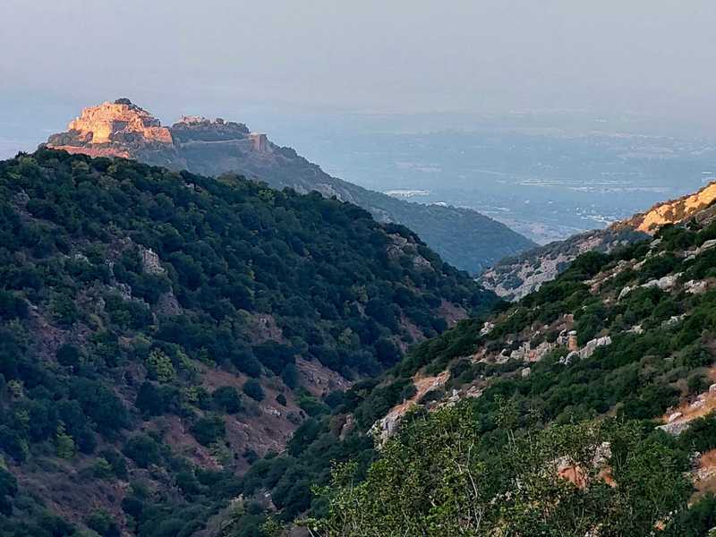 הגולן נפרש תחתיי, והשמש הדליקה את מגדלי קלעת נמרוד כמו נרות של שבת
