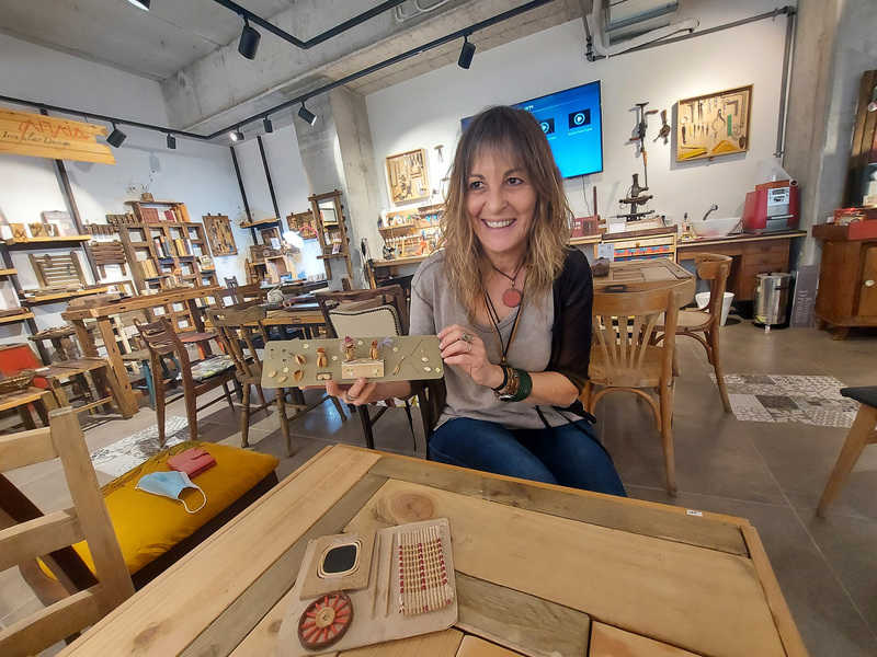 ענת אורלנד, בתו של משה זמטר, עם כמה מהחומרים איתם עבד | צילום: רותם בר כהן