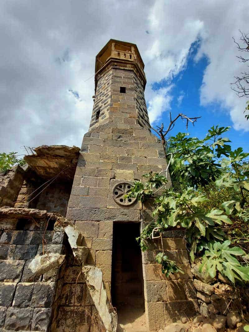 הכפר צורימאן שצריח מסגד הבזלת עדיין נותר עומד בין הריסות הבתים וצופה אל הרמה הסורית.