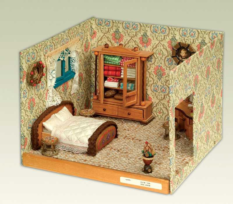 חדר שינה. את כל הפרטים, כולל תפירה, רקמה ונגרות משה זמטר עשה במו ידיו