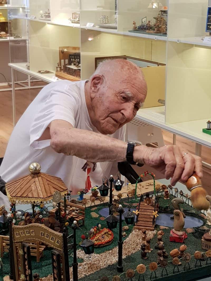 משה זמטר בונה דגם מיניאטורי | צילום: ענת אורלנד