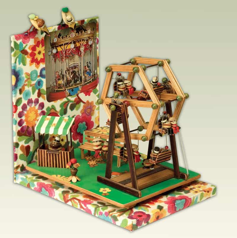 קרוסלה. כל הדגמים נבנו מחומרים טבעיים או ממחוזרים | צילום: ענת אורלנד