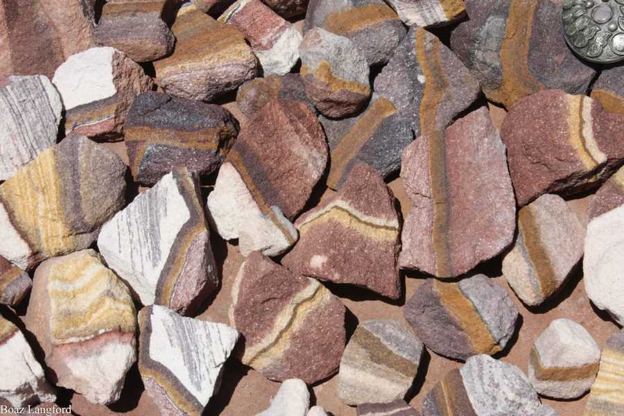 הסלע האדום: אבני חול מתצורת אום עישרין מועמדות למכירה בפטרה