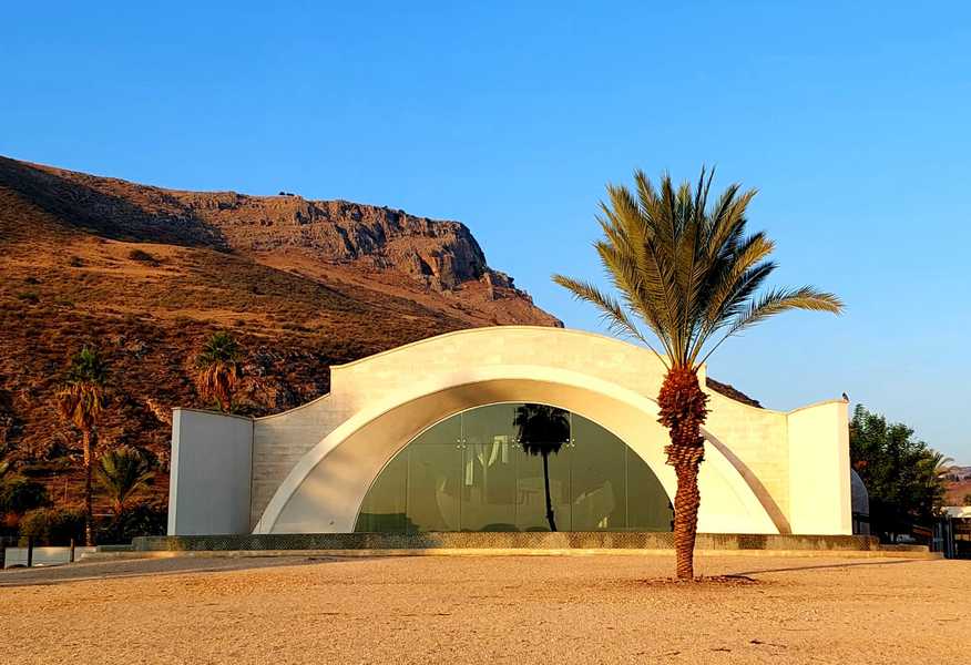 המקום הטוב ביותר מול הים ובשכנות לכנסיה 'דוק אין אלטום'.