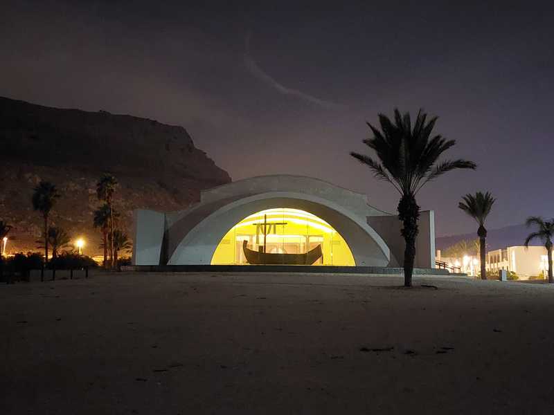 ליד העתיקות הקימו מלון מפואר וכנסייה מודרנית המתהדרת במזבח גדול בצורת סירה בת אלפיים שנה. כמו הסירה של יובי ומוישל'ה