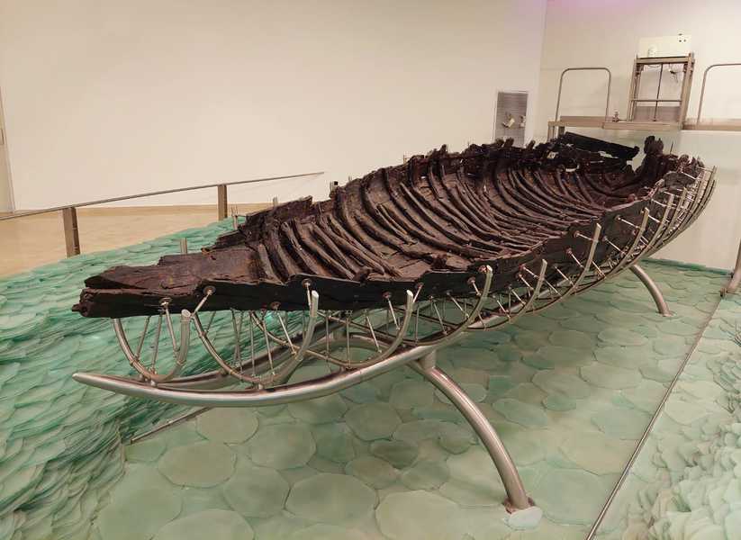 באדיבות מוזיאון יגאל אלון בקיבוץ גינוסר. יום אחד זה קרה. הם מצאו בבוץ מסמרי ברזל ארוכים ועתיקים וקורת עץ ארוכה וכפופה. שבוע ימים הם צהלו על גילוי "הסירה שלנו", עד שחדר להם להכרה שהגיע הזמן לשתף במציאה שלהם את כל עם ישראל