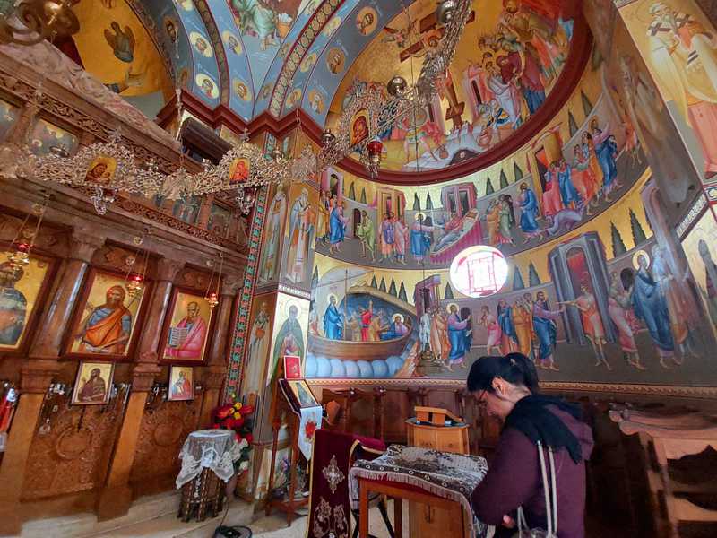 ישו המשיך במסעו ברגל או בסירה או ברגל על המים וקבע את ביתו בכפר נחום בצפון הכינרת