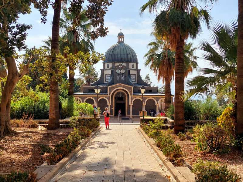 כנסיית הר האושר מציינת את המקום בו נשא ישו את דרשת ההר בפני מאמיניו