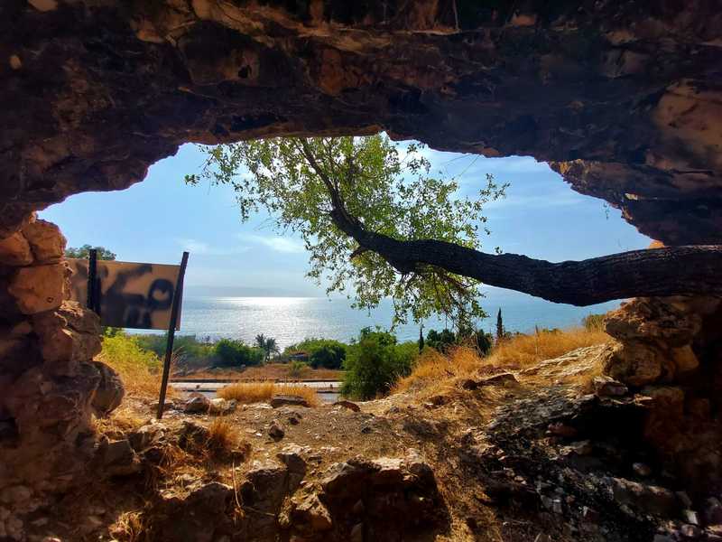 מערת איוב במדרון הר האושר מול חוף טבחה. כאן החל ישו לשאת את דרשותיו בפני אלפי אנשים, לגייס שליחים להפיץ את דבריו, ולעשות ניסים.