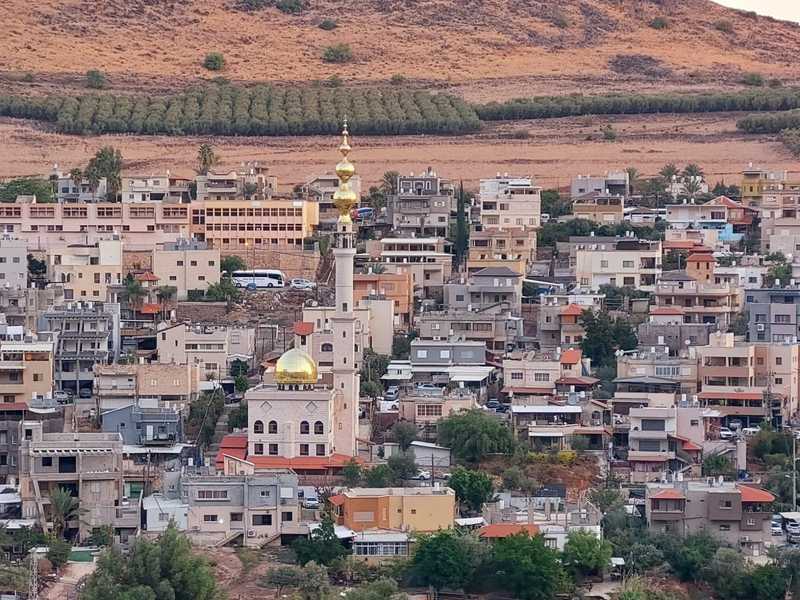 מולי נמצא הכפר ואדי חמאם ובמרכזו מתנוסס מסגד עם מגדל מוזהב שקרוי על שמו של גיבור המלחמה המוסלמי צלאח א דין