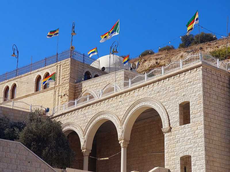 למרגלות ההר חבוי קיברו של הנביא יתרו, נבי שואייב שמו בערבית. דמות שולית יחסית בסיפורי התנ"ך שלנו, שקיבלה את כבודה בתור הנביא החשוב ביותר של הדרוזים