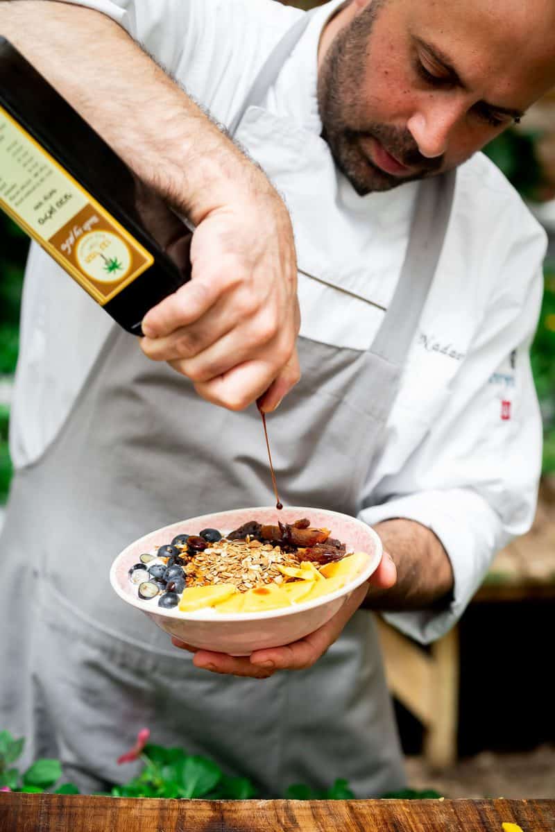 שף נדב מלין מקייטרינג לואיזה, ממובילי הזרם של בישול איטי בארץ | צילום: אסף קרלה