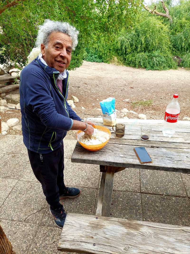 אבינועם הביא קמח חמאה ומורשת אבות כדי להכין ולפנק את חבריו במלאווח טעים