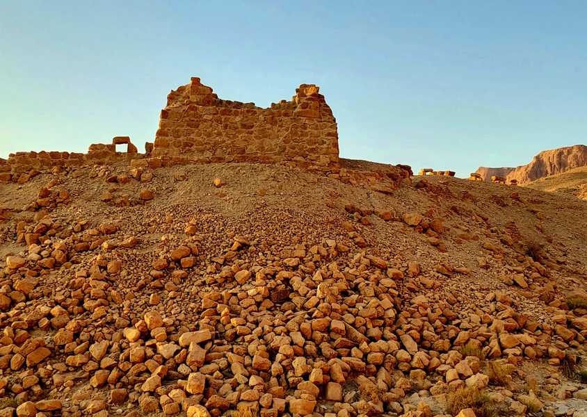 יהודה הראה לי את הטראסות שם גידלו את האפרסמון והשקו אותם במי המעיינות השופעים