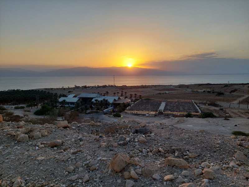 זריחה בארץ עוץ