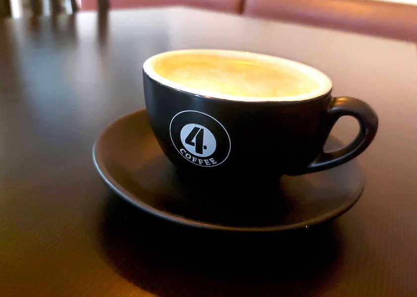 קפה לשבט. בני הנוער מפעילים את בית הקפה, מבשלים, מגישים ואפילו האמנות על הקירות היא היצירה שלהם