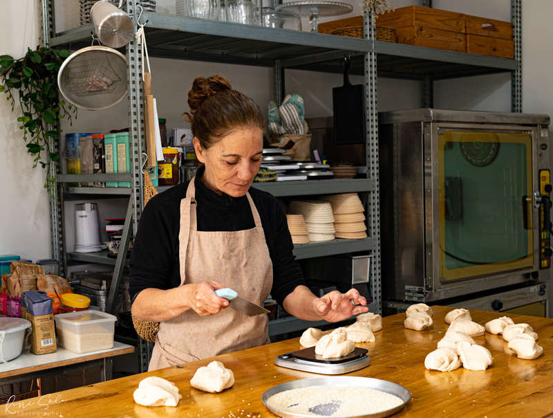 "מהרגע שהידיים שלי נגעו בבצק, ידעתי שזהו זה". אווה מלכה במאפייה שלה | צילום: רוני שדה