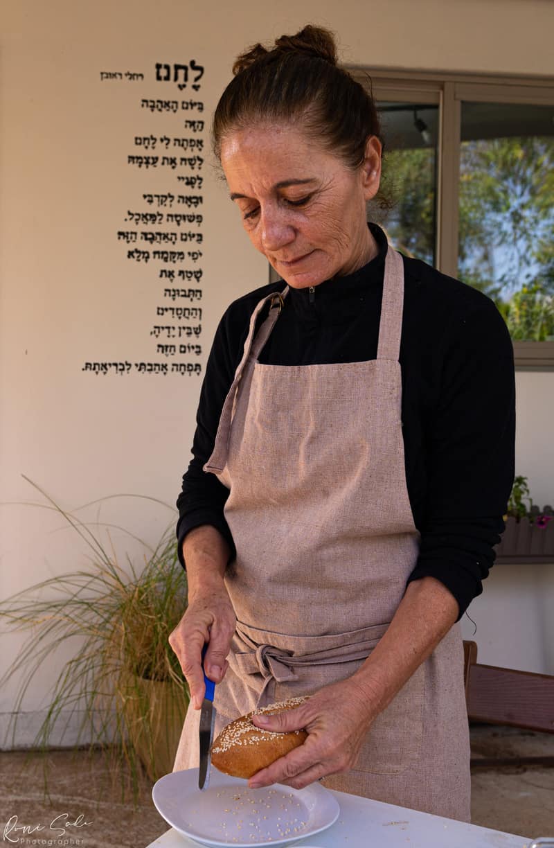 "מהרגע שהידיים שלי נגעו בבצק, ידעתי שזהו זה". אווה מלכה במאפייה שלה | צילומים: רוני שדה