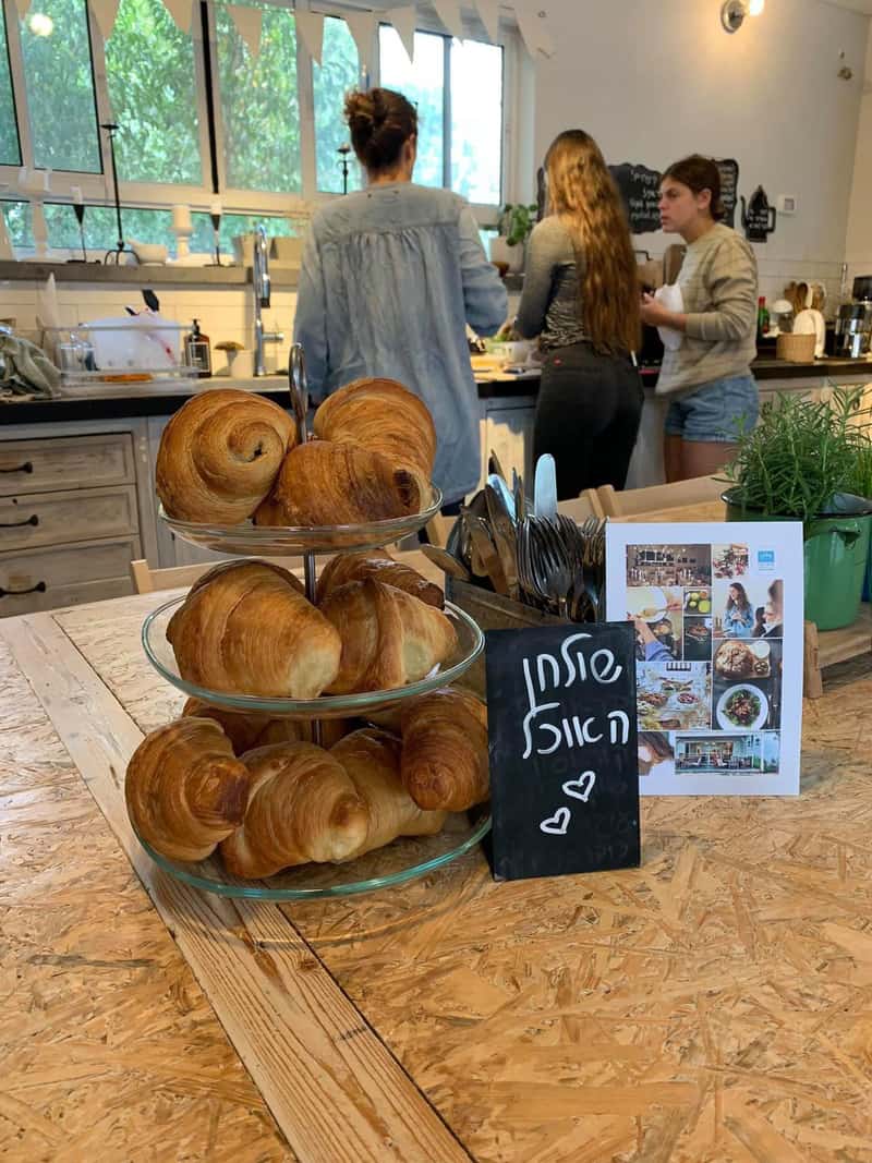 שולחן אוכל. מרכיבים תפריט, מבשלים ואוכלים בחברותא | צילום: גיא מלל