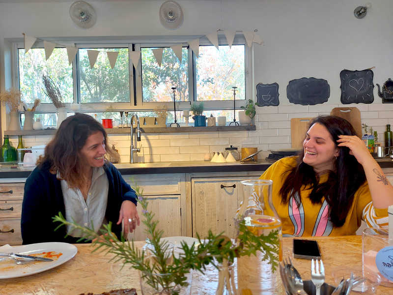 מיכל נשיא (משמאל) ודניאל בר, הלא היא המטריפה