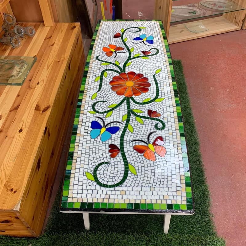 שולחן פסיפס של סמדר שיאחי | צילום: גיא מלל