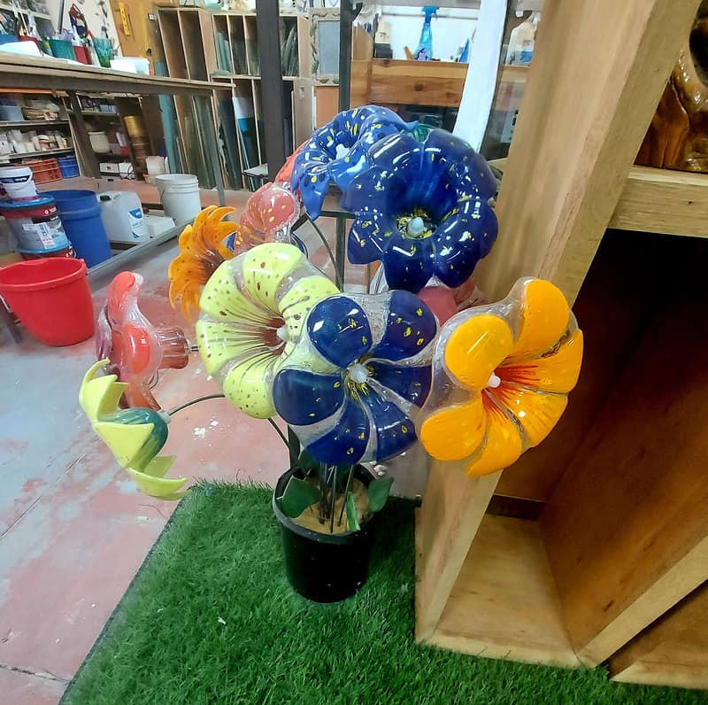 סמדר שיאחי בסטודיו ואחת מיצירות הזכוכית שלה