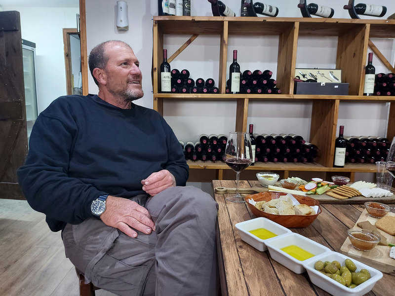 אילן מטלון בטעימת יינות ושמן זית במרכז המבקרים של היקב | צילום: רותם בר כהן