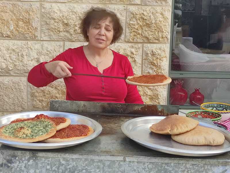 ברנה לאיוס מהטאבון של ברנה אופה מאפים ומספרת סיפורים | צילום: סימי שאואר