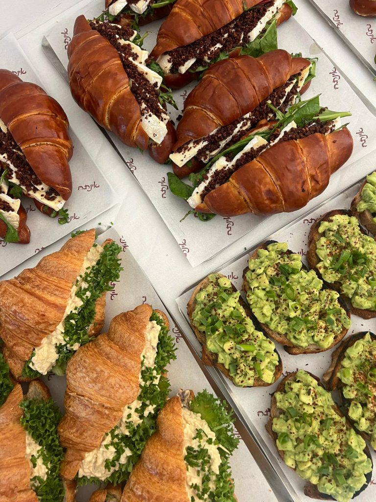 כריכים ומאפים שקשה לסרב להם בעגלת הקפה אינתה | צילום: נועה שביט לוי