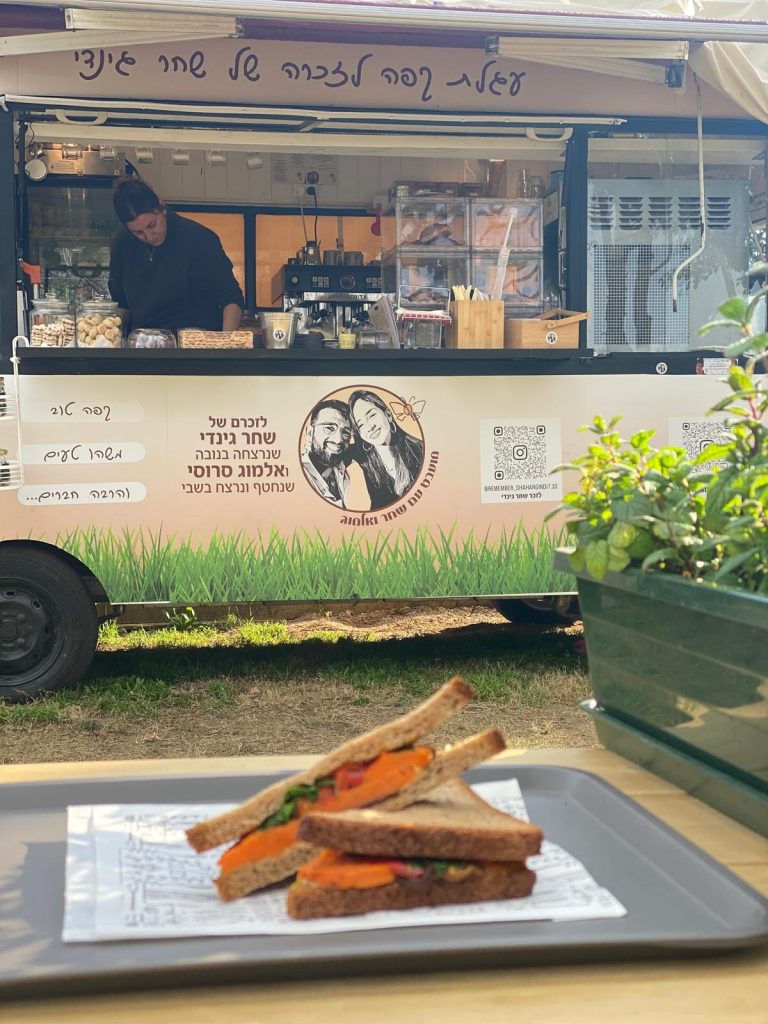 כריכים ופסטורליה בעגלת הקפה מועבט | צילום: באדיבות המשפחה