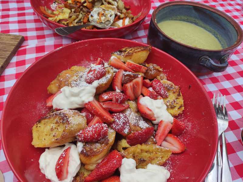 הבראנץ' התורכי - מרק, סלט שורשים עם פולנטה וגולת הכותרת - פרנץ' טוסט עם תותים