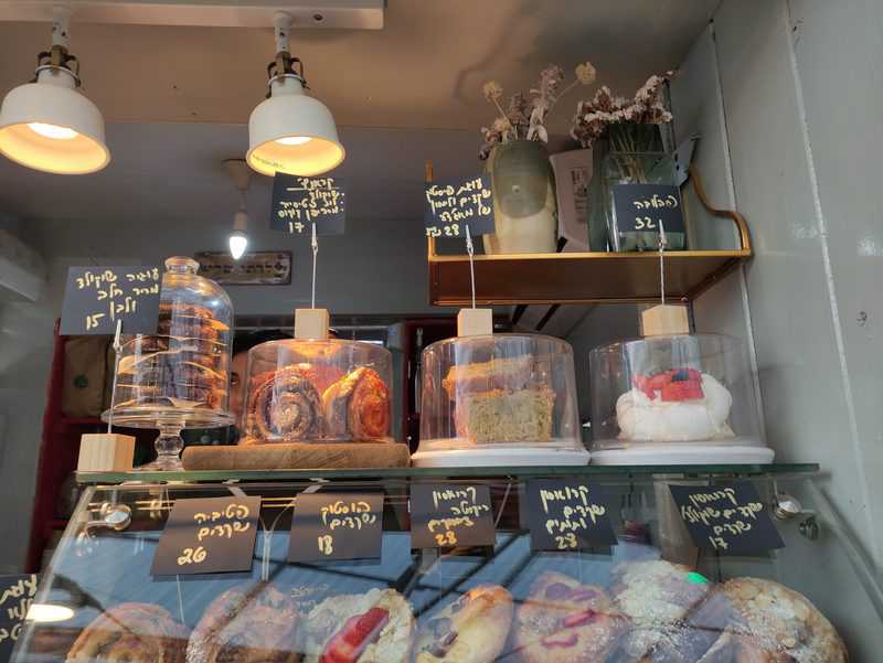 ויטרינת המאפים המפתה בילדתי שלי | צילום: סימי שאואר