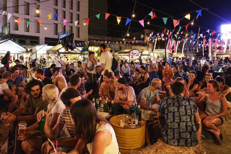שוק הלילה בצ'יאנג מאי. הזדמנות לאכול טוב ולפגוש נוודים דיגיטליים נוספים | צילום: 501room, shutterstock