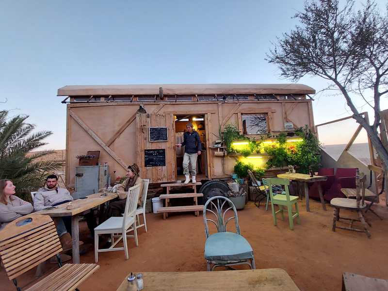 "אני בנאית" ענבל אומרת לי, "אחרי שלושים שנים החלטתי לעשות שינוי, ולפני חודשיים פתחתי את בית הקפה בחצר שלי, פעמיים בשבוע, ימי שלישי ושבת"