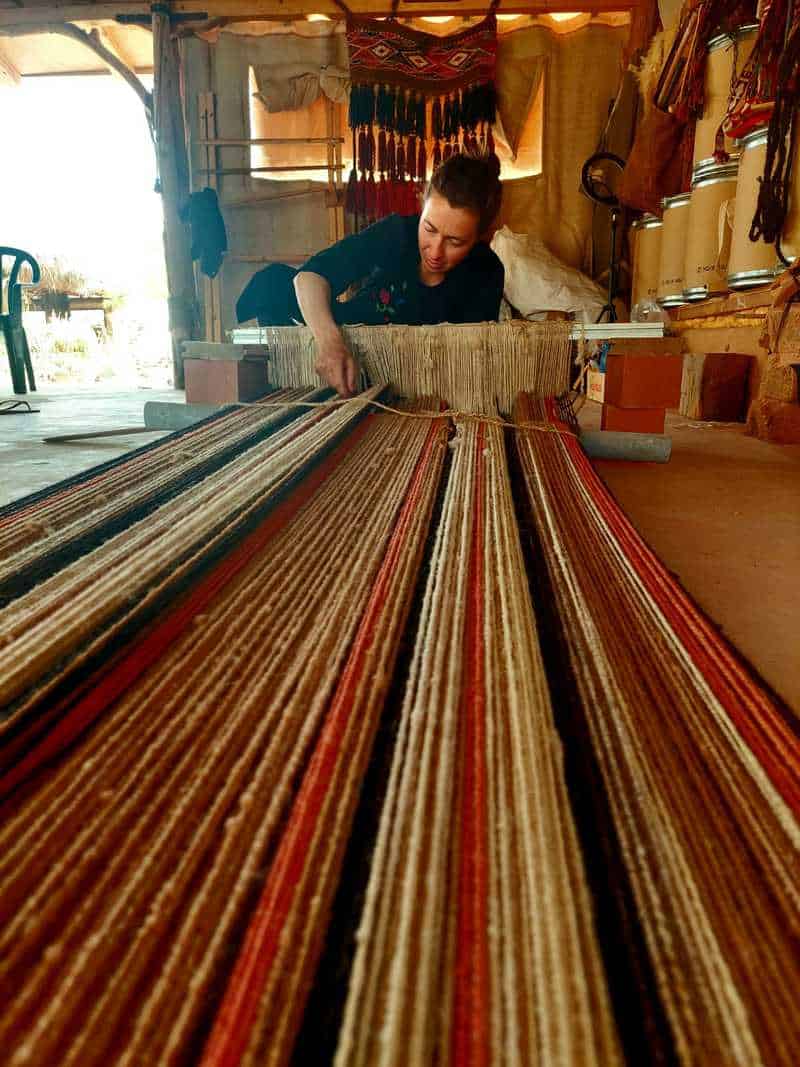 היא מעבירה סדנאות אריגה בדואית ונשים מכל הארץ מגיעות ללמוד אצלה. לפני שנים ספורות יעל זכתה להעניק בחזרה את הידע שרכשה כאשר העבירה סדנא לנשים בדואיות בה לימדה אותן את המלאכה הנשכחת של אימותיהן, טוויה, צביעת חוטים, ואפילו תהליך פריסת הנול שכרוך בטקס וכולל ברכות, סעודה חגיגית, ומתיחת החוטים על פני נול האדמה. לאחר מכן ישבה כל אשה מול הנול שלה, וארגה בקצב שלה