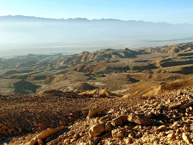 "נאקב א-דל", מעלה הצל, הוא אחד מן המעלות העתיקים המטפסים במצוקים התלולים מן הערבה אל רמת המדבר