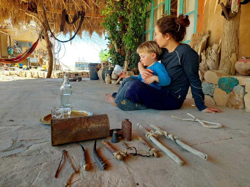 "יום אחד הפתיע אותי נתן" סיפרה לי יעל "הוא הביא לי אוצר שמצא בשטח, תיק של אשה בדואית מסורתית עם חפצים אישיים, וליתר דיוק קופסת פח שהחלידה ובתוכה מקלות אריגה, קרני צביה ששימשו להידוק חוטי הצמר, מלקטת, בקבוקון בושם שהתאדה, מסמר ופעמון"