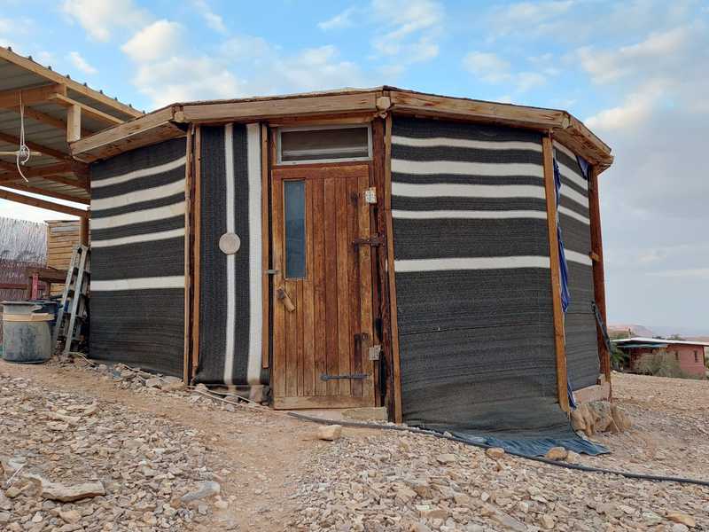 למעלה, על רמת המדבר, המשכתי אל שחרות הזוכה בתואר "המקום הנידח ביותר בישראל"