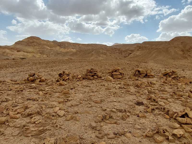 גלי אבנים, טומולי, נערמו על קברי אלו שמצאו את מותם במסע