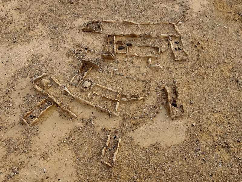 הנמרים היו נפוצים מאוד בעבר, היוו איום על התושבים וחיות המשק שבנו מלכודות אבן כדי להישמר מפניהם, ונראה שחדרו גם אל המישור הפולחני