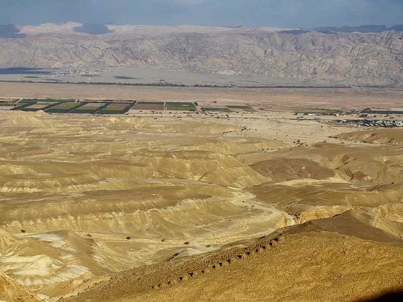 בתחתית הנאקב העתיק אני מזהה שפע מתקני דרך, מה שאומר שהשביל הזה היה פעם הומה נוסעים. שורת שיניות שלמות וברורות סימנה את תחילתו של המעלה, ושורה נוספת למעלה ציינה את סופו