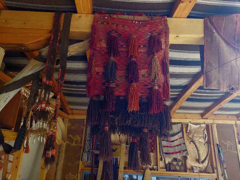 בבית המלאכה של יעל בית אב בשחרות יש אוסף מרהיב של אריגים מסורתיים ישנים שכבר לא עושים כמותם, תיקי אוכף, רצועות קשירה לגמלים, בדים עם דוגמאות באריגה כפולה