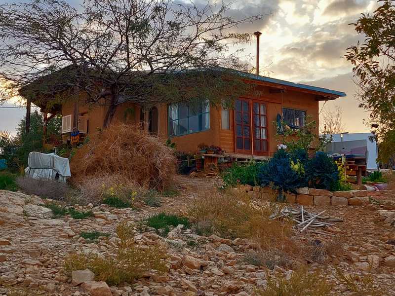 בתי הבוץ והאבן, היורטות, האוהלים הבדואים, הקרונות, האיגלו, ושאר מחילות המגורים היצירתיות של שחרות