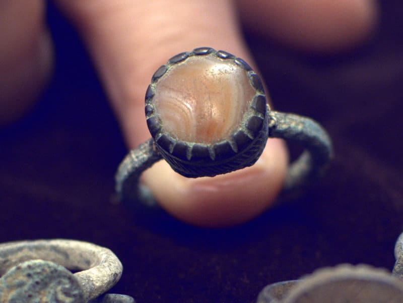 טבעת עתיקה עם שיבוץ אבן