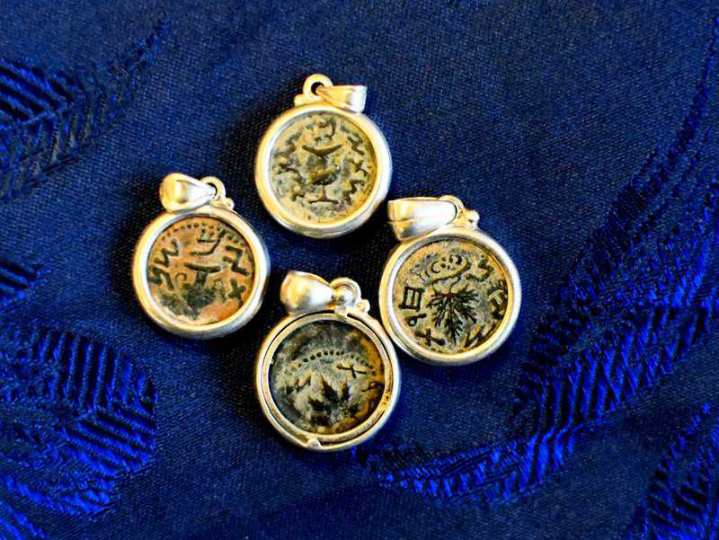 מטבעות עתיקים שולבו בתליונים על מנת למכור אותם כתכשיטים